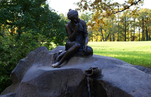 가을에 공원에 역사적 조각들 입니다 상트페테르부르크 — 스톡 사진