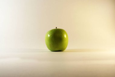 Yeşil elma, kilo vermek için meyve, diyet.