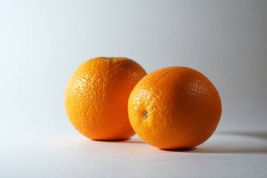 Portakal, beyaz arka planda meyve, diyet.