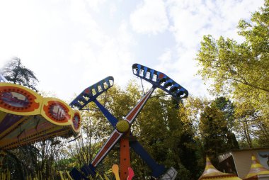 Bir lunaparkta, bir eğlence parkında yetişkin atlıkarınca..