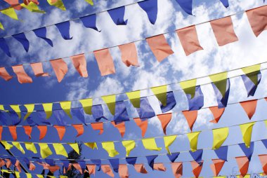 Eğlence parkında çok renkli bayraklar, bir eğlence merkezi..