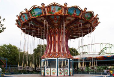 Lunaparkta bir çocuk atlıkarıncasında, bir lunaparkta..