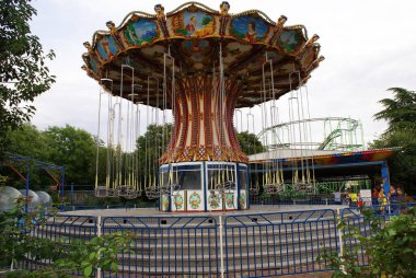 Lunaparkta bir çocuk atlıkarıncasında, bir lunaparkta..