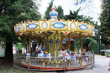 Lunaparkta bir çocuk atlıkarıncasında, bir lunaparkta..