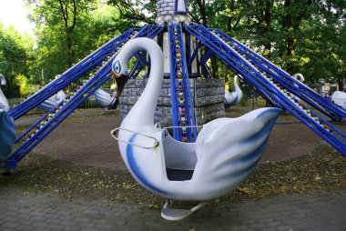 Lunaparkta bir çocuk atlıkarıncasında, bir lunaparkta..