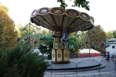 Lunaparkta bir çocuk atlıkarıncasında, bir lunaparkta..