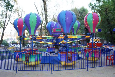 Lunaparkta bir çocuk atlıkarıncasında, bir lunaparkta..