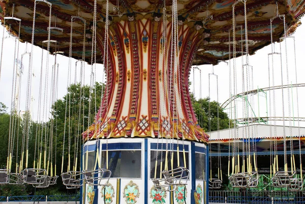 孩子们在游乐园 游乐园里的旋转木马 — 图库照片