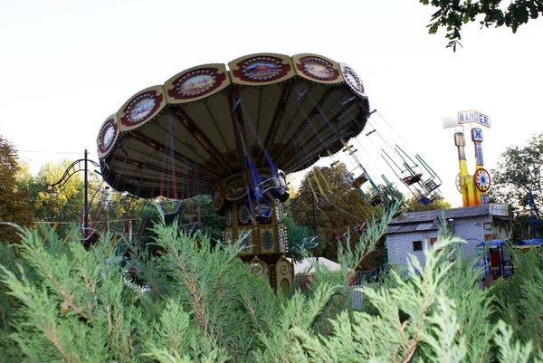 Lunaparkta Bir Çocuk Atlıkarıncasında Bir Lunaparkta — Stok fotoğraf