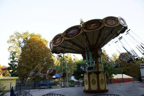 遊園地の子供用カルーセル 遊園地 — ストック写真