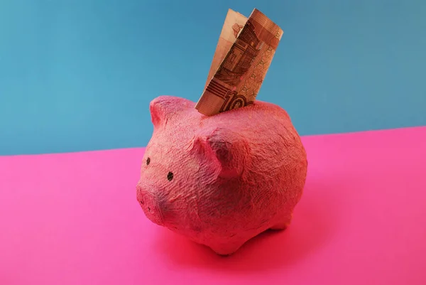 粉红猪形式的小猪银行 俄罗斯货币 — 图库照片