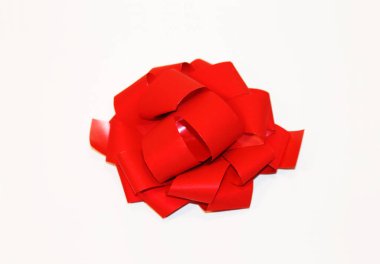 Beyaz arkaplanda kırmızı fiyonk hediye.