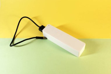 Parlak bir arka planda USB portu olan dış batarya, modern teknoloji.