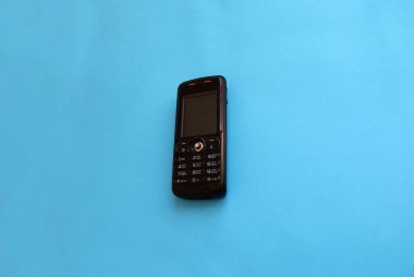 Retro tuşlu telefon, eski teknoloji.