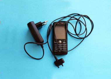 Şarjlı eski bir cep telefonu, eski bir teknoloji..