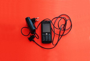 Şarjlı eski bir cep telefonu, eski bir teknoloji..
