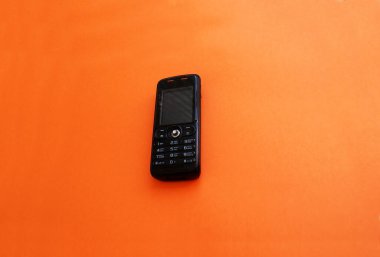 Retro tuşlu telefon, eski teknoloji.