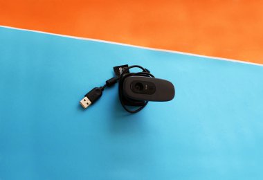 Parlak bir arka planda, eski bir teknoloji olan Retro webcam.