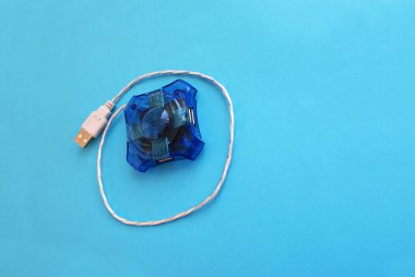 Parlak bir arka planda USB portu, modern teknoloji.