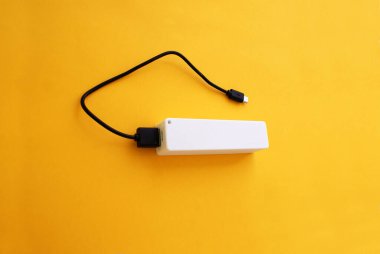 Parlak bir arka planda USB portu olan dış batarya, modern teknoloji.