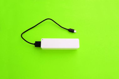 Parlak bir arka planda USB portu olan dış batarya, modern teknoloji.