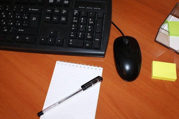 台式电脑 鼠标键盘 钢笔笔记本 — 图库照片