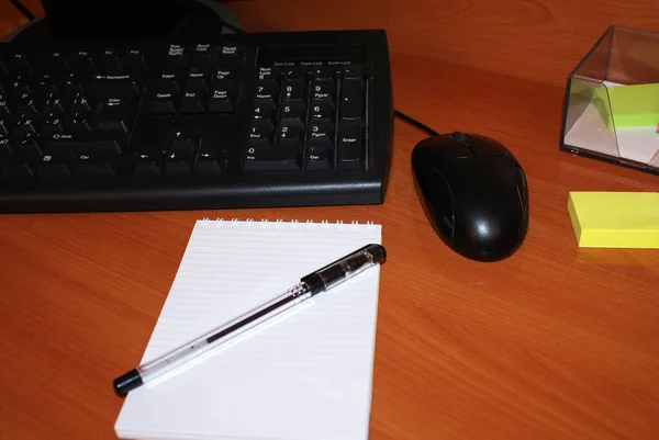 Desktop Toetsenbord Met Muis Notebook Met Pen — Stockfoto