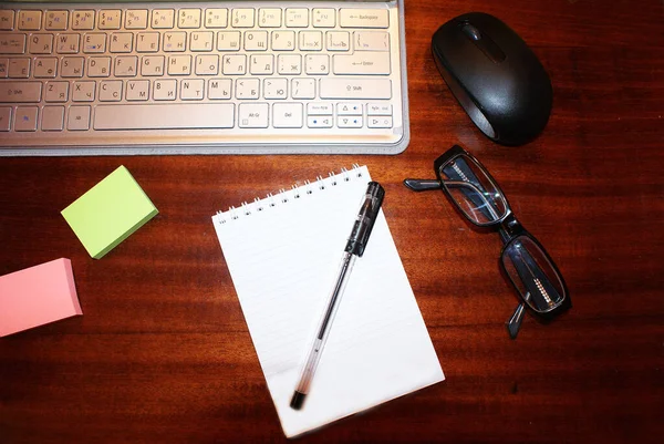 台式电脑 鼠标键盘 钢笔笔记本 — 图库照片