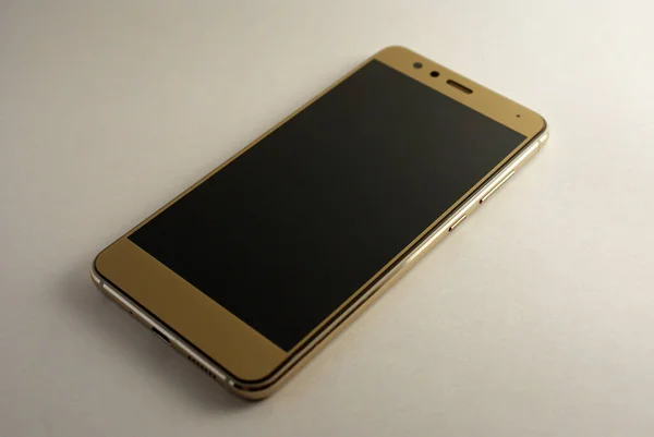 金色智能手机 白色背景的手机 现代技术 — 图库照片
