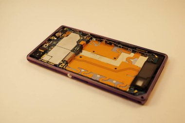 Altın akıllı telefon ve sökülmüş telefon, modern teknoloji.