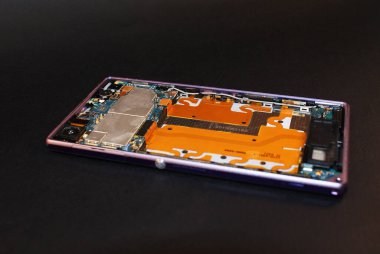 Altın akıllı telefon ve sökülmüş telefon, modern teknoloji.