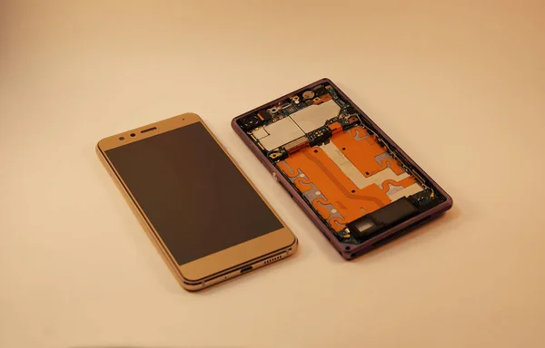 Goldenes Smartphone Und Zerlegtes Telefon Moderne Technik — Stockfoto