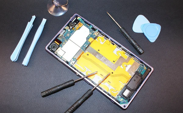 Demontiertes Telefon Mit Reparaturwerkzeugen Moderne Technologie — Stockfoto