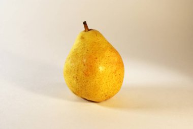 Beyaz arka planda sulu armut, meyve