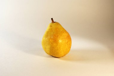 Beyaz arka planda sulu armut, meyve