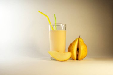 Sulu armut ve pipetle sağlıklı bir içecek.