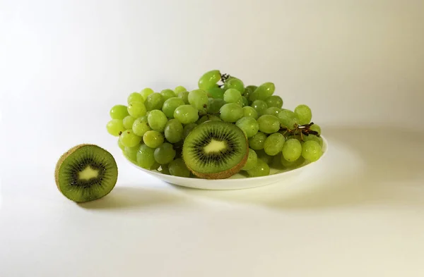 熟したジューシーな緑のブドウとキウイフルーツ — ストック写真