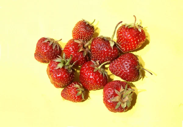 Erdbeeren Auf Gelbem Hintergrund Beere — Stockfoto