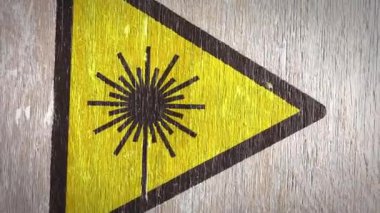 Ahşap dokuda lazer uyarı sembolü. Lazer / Optik İlgili Projeleriniz için ideal. Yüksek Kaliteli Kusursuz Animasyon. 4k, 60fps.