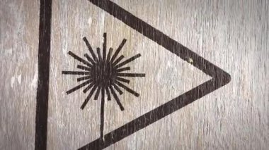 Ahşap dokuda lazer uyarı sembolü. Lazer / Optik İlgili Projeleriniz için ideal. Yüksek Kaliteli Kusursuz Animasyon. 4k, 60fps.