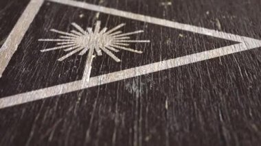 Ahşap dokuda lazer uyarı sembolü. Lazer / Optik İlgili Projeleriniz için ideal. Yüksek Kaliteli Kusursuz Animasyon. 1080p, 60fps.