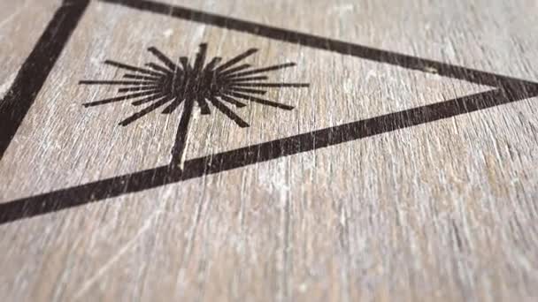 Symbole Avertissement Laser Sur Texture Wodden Idéal Pour Vos Projets — Video