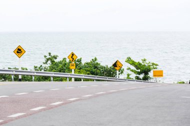 Yol işaretleri hill yanında
