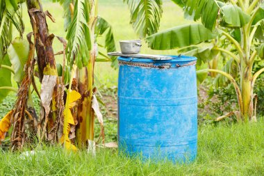 Su tankının içinde tarım arazisi olarak eski plastik varil Konteyner-Büro düzenlemeleri