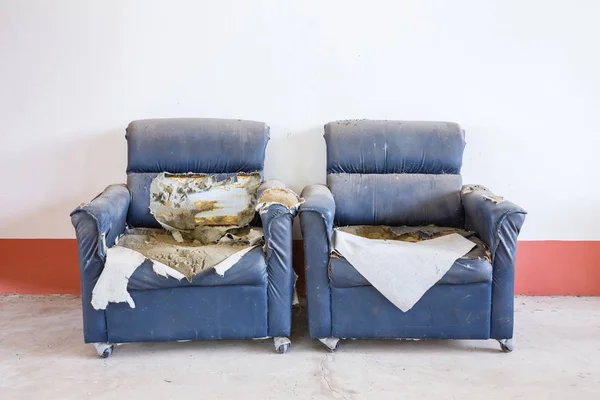 Разрушенный искусственный кожаный диван — стоковое фото