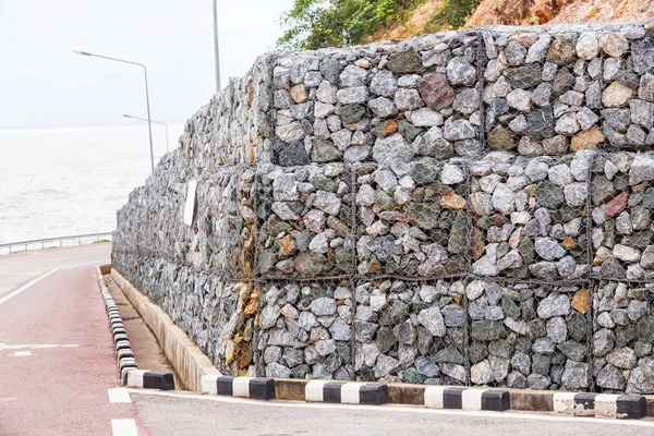 Tel örgü ile taş duvar — Stok fotoğraf