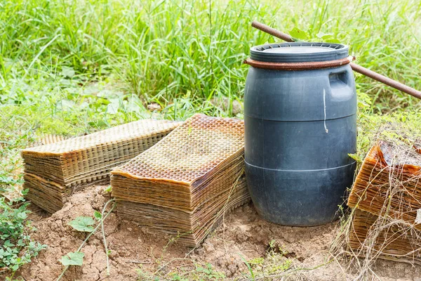 Reissaatschale und Behälter mit Kunststofffässern — Stockfoto