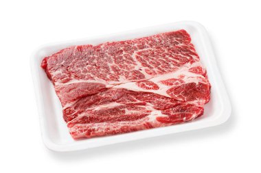 Sığır eti chuck biftek köpük tepsi üzerinde beyaz, derin odak görüntü kırpma yoluyla izole kapatmak