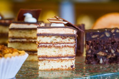 Raf şekerli tatlı yemeye hazır çikolata katman pastasından kapatın