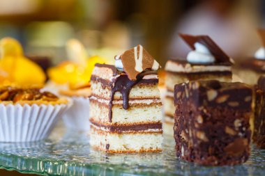 Raf şekerli tatlı yemeye hazır çikolata katman pastasından kapatın